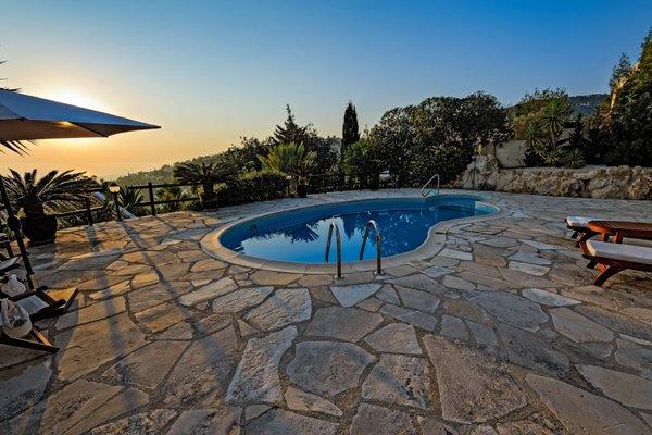 Laguna Beach flagstone decking around pool