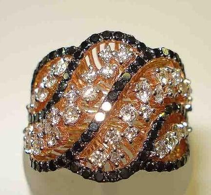 18K Rose Gold Ring w/ Black and White Diamond