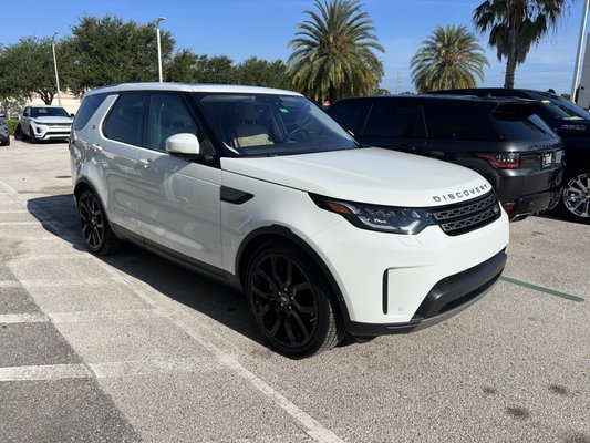 We upgraded this clients wheels and tires to 22" factory Range Rover wheels.