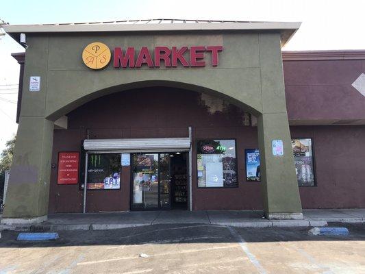 Great convenience store located in Ceres. Has all your needs including water, sodas, beer, snacks and ice!