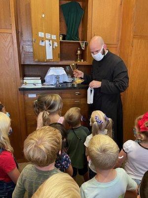 Preschool learning about the Sacristy