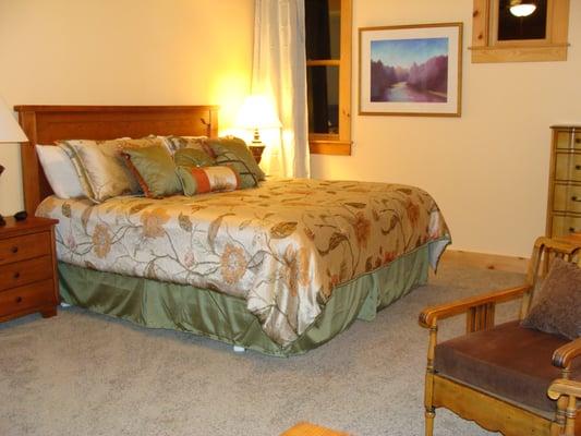 Country Garden King Bedroom in Heartstone Lodge