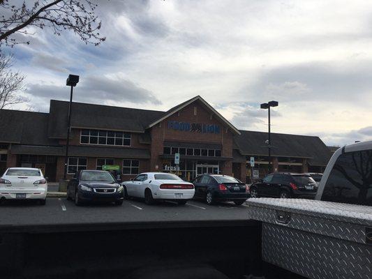 Entrance of the supermarket.