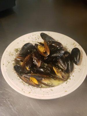 Muscles in a Garlic wine sauce