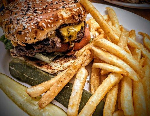 Cheeseburger with fries