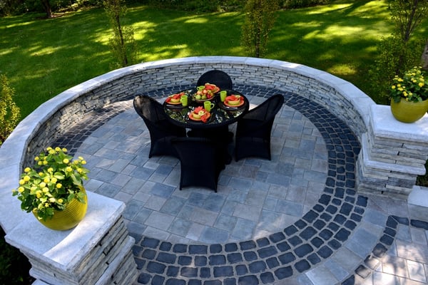 Unilock Richcliff® patio w/ Courtstone. https://www.outdoorstonegallery.com/richcliff-flagstone-pavers-by-unilock.html