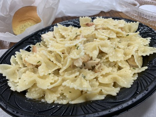 Alfredo Pasta with Chicken & a bread roll