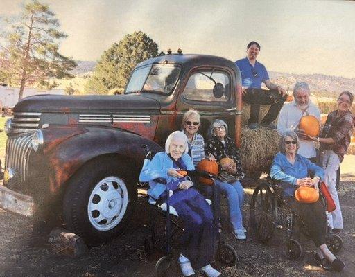 Day trip to Hunter's Orchards with Frank and Donna 2023!