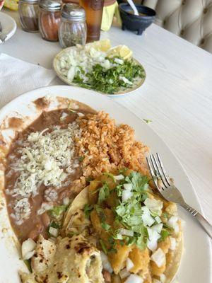 Taco de chicharrón. I didn't like the taco. The beans and spicy green sauce were ok, but the chicharrón& clumpy rice were tasteless.