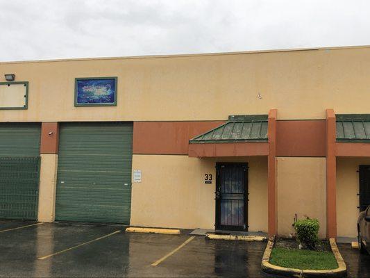 KING INDUSTRIAL REALTY Exclusive Listing 1,500 SF Hialeah Warehouse Bay FOR LEASE