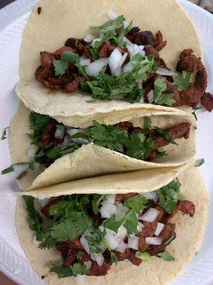 3 Tacos de Trompo con cilantro y cebolla tortilla echas a mano.  Pregunta por sala roja y Limón. Más sabroso