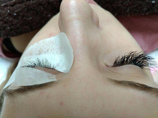 Be bold and beautiful with these lovely eyelashes extensions!