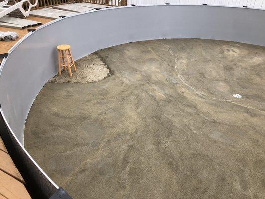 Vermiculite bottom for above ground pool with main drain