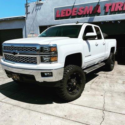 2017 Chevy Silverado w/ 7" Lift and 35x12.50R20 Nexen Roadian M/T