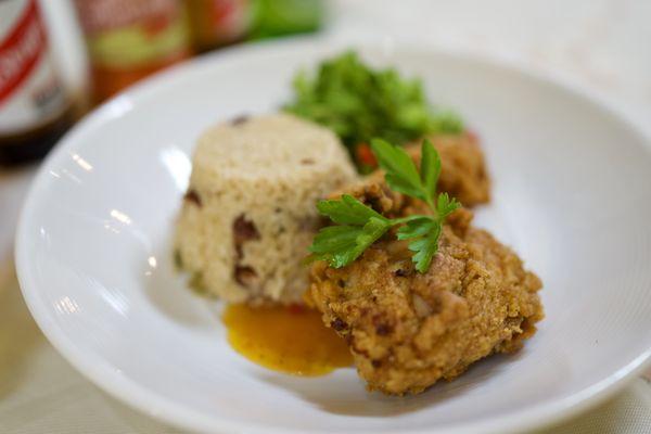 Fried chicken, rice & peas