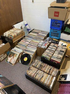 1,000s of 45s and LPs