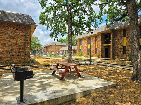 Forest Ridge Apartments Denton TX - picnic table, BBQ