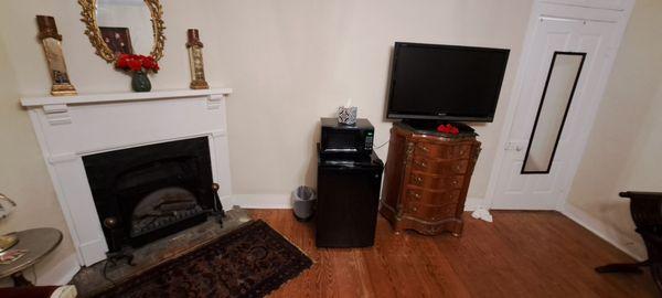 View within king bedroom of fireplace (electric), mini-frig (came in handy for leftovers from Martha's Kitchen!) And door into full bathroom