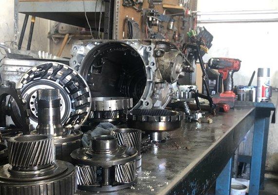 Desert Transmissions Builders Bench Rebuilding a 4L60 Transmission