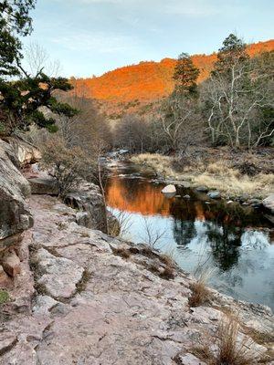 Grasshopper point trail with red rock and oak creek