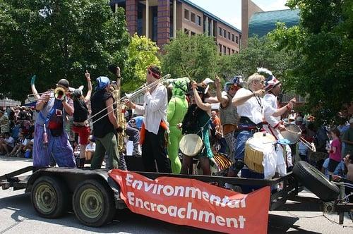 EE leading the Houston Art Car Parade, 5/07