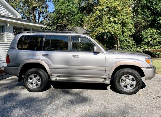 2001 Toyota Land Cruiser, post detail and paint touch-up