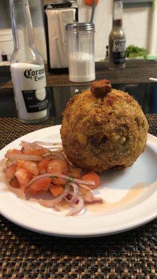 Bolon de chicharrón y queso