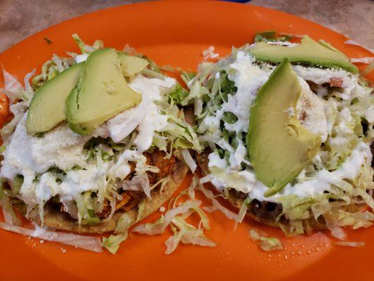 Tostada tinga pollo y tostada carne molida