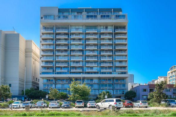 Lake Merritt Condo with Oakland Skyline views !