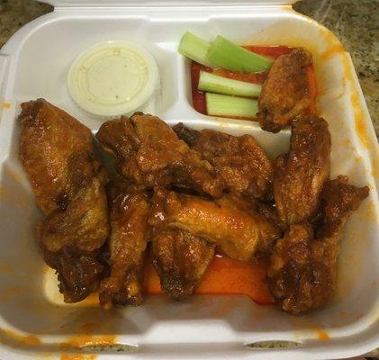 Mild Wings - Meaty and a little spicy kick.  Good portion and flavor. Def a good alternative to the Hot if that's not your thing.