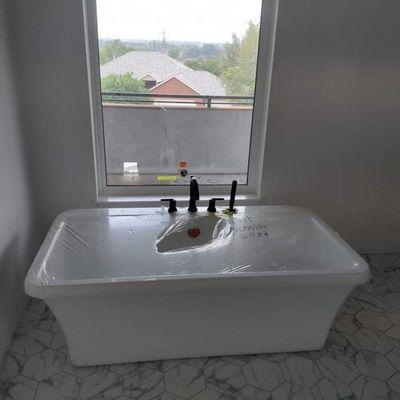 Free-standing custom tub