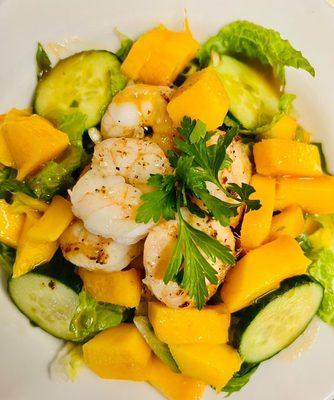 Mango and shrimp salad