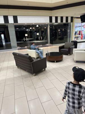 Closed foot locker at maplewood mall