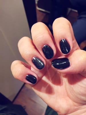 Black gel nails and a sparkly black ring finger nail :)! With a pointy shape! LOVE ITTT!