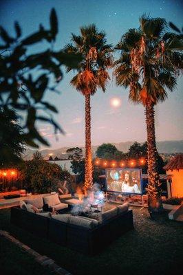 Last few days of holiday movies look a lot better from this backyard-turned-movie-theater.