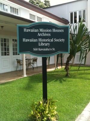 The sign at Kawaiahao Street and Mission Lane for the Hawaiian Historical Society.