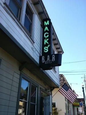 Macks bar & grill