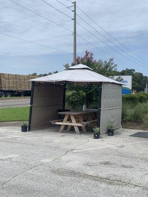 Another nice under cover eating area.