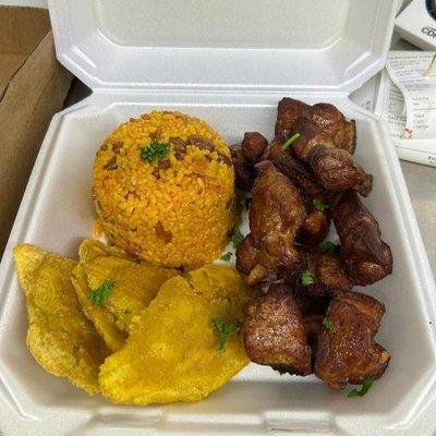 Carne Frita con Arroz Mamposteado y Tostones