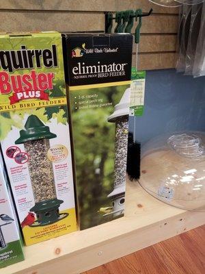 Squirrel-resistant bird feeder