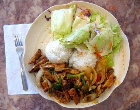 Hot & Spicy Chicken: Mushrooms, crunchy onions, green onions, bell pepper, chicken and hot sauce.