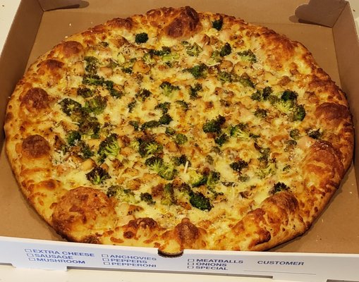 White pizza with grilled chicken and broccoli