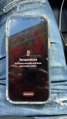 Temperature is to high in your phone we can fix it. La temperatura de tu teléfono está muy alta nosotros podemos solucionar eso.