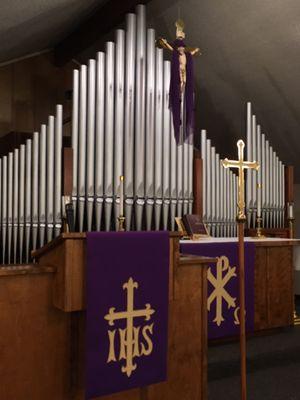 Immanuel Lutheran Church podium, altar, pipe organ, and crucifix during Lent.