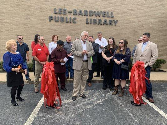 Jim Bardwell & family, Gladewater City Council, & Gladewater Chamber of Commerce at the library's dedication & grand re-opening.