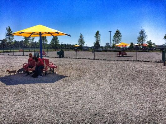 Covered area with benches for this hot days!