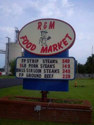 R&M's weekly specials arre listed on their sign!