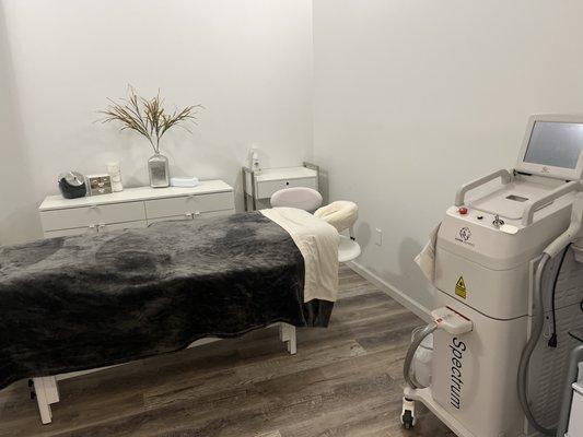 Advanced laser service room. Services such as laser hair removal, IPL, cellulite treatments, and tattoo removal