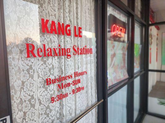 Front door hours at Kang Le Relaxing Station.