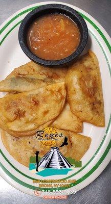 Empanadas hechas en casa!!! Reyes Mexican Deli Inc..